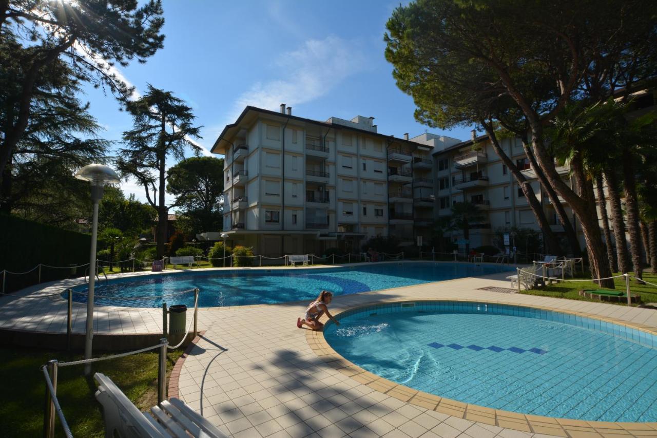 Lignano With Pool Apartment Lignano Sabbiadoro Luaran gambar