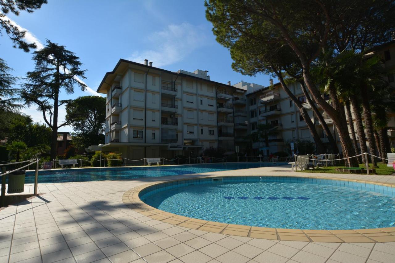 Lignano With Pool Apartment Lignano Sabbiadoro Luaran gambar