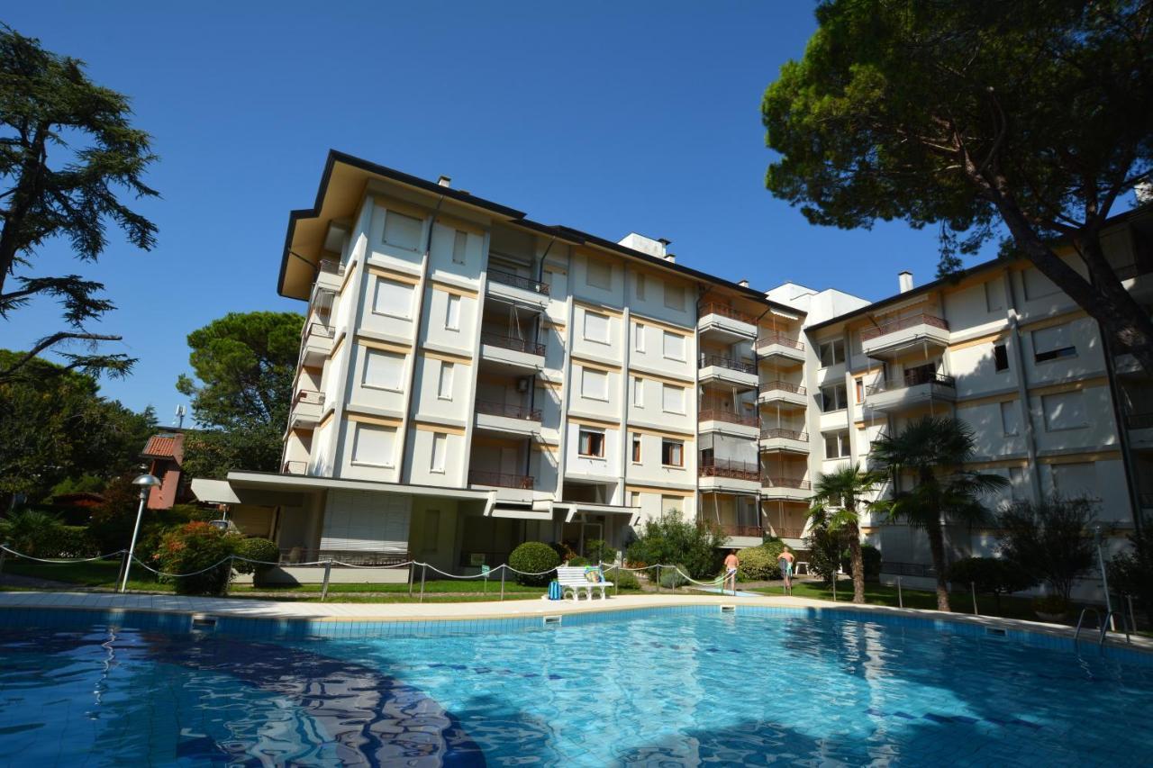 Lignano With Pool Apartment Lignano Sabbiadoro Luaran gambar