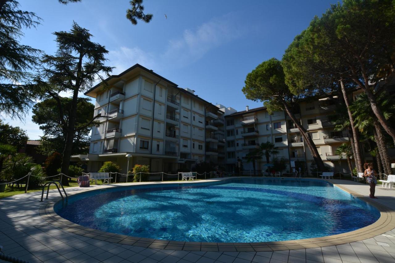 Lignano With Pool Apartment Lignano Sabbiadoro Luaran gambar